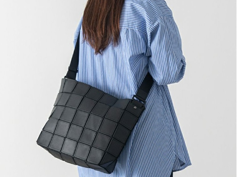 トライオン　軽量ショルダーバッグ